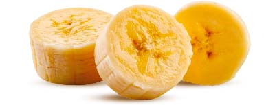 Tre fette spesse e lucide di banana fresca isolate su uno sfondo neutro e sfocato