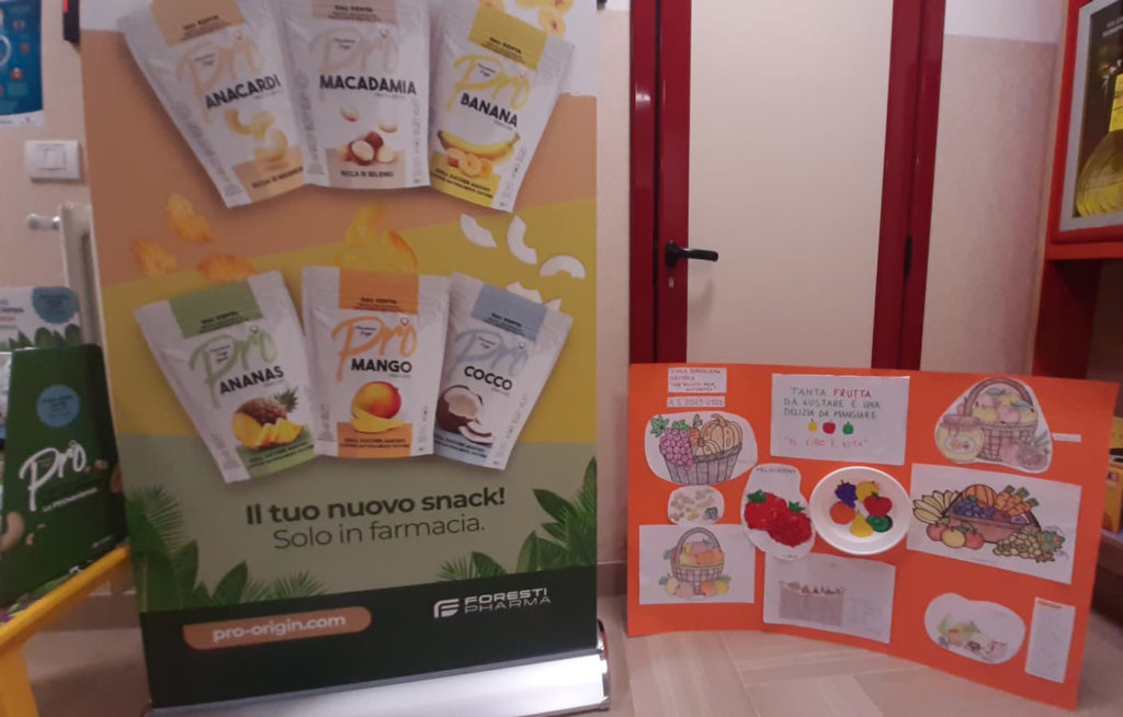 Banner promozionale Pro snack salutari e cartellone creativo dei bambini sulla sana alimentazione realizzato all'Ospedale Casa Sollievo della Sofferenza