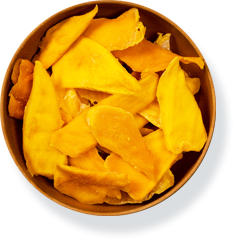 Fette di mango essiccato naturale del Kenya in una ciotola, snack salutare senza zuccheri aggiunti.