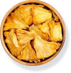 Pezzi di ananas essiccato naturale in ciotola di legno, snack esotico senza zuccheri aggiunti.